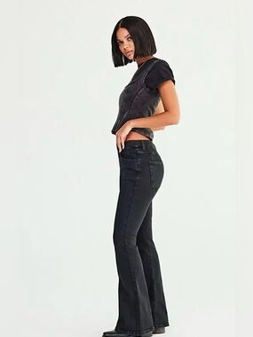 NWT FREE PEOPLE WE THE FREE CRVY INFINITE STRETCH PULL ON FLARE JEANS  SKYFALL